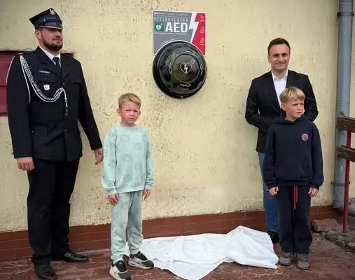 Wędkarze z gminy Chełmża ufundowali defibrylator dla OSP Skąpe