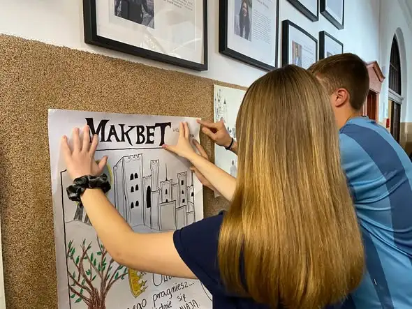 Uczniowie klasy 2B LO w Chełmży tworzyli plakaty inspirowane „Makbetem”