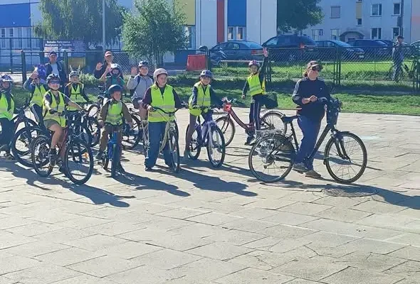 Rowerowa wyprawa koła SKKT do ruin zamku w Papowie Biskupim