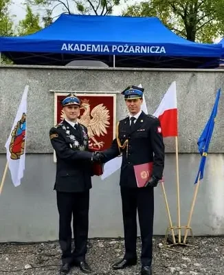 Toruński strażak kpt. dr Bartosz Szatkowski odebrał dyplom doktora w Akademii Pożarniczej