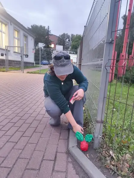 Międzypokoleniowe warsztaty artystyczne w Chełmży – młodzież i seniorzy odkrywali mikrokosmos miasta