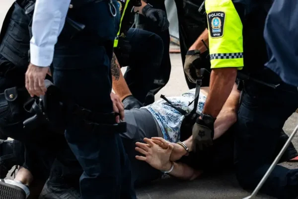 Toruń: policjanci GSR uratowali 70-latka, który stracił przytomność przy ulicy Kościuszki