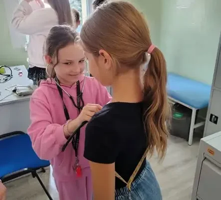 Szkolna przychodnia „Zdrówko” w Lubiczu Dolnym – uczniowie zadbali o zdrowie