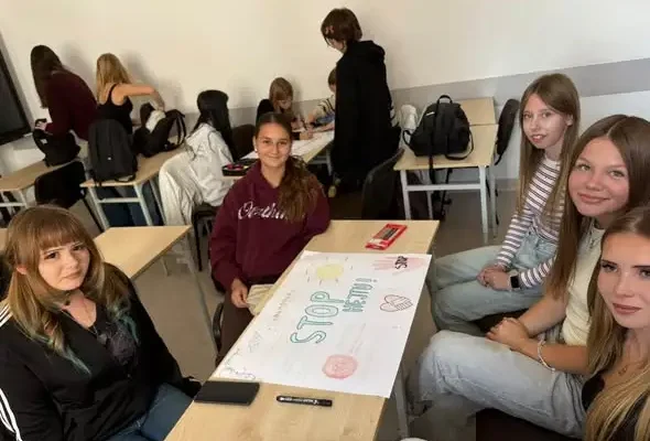 Chełmża: Uczniowie klasy 1B tworzą plakaty przeciw hejtowi i cyberprzemocy