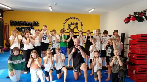 Dzień Chłopaka w klasie 4b – sportowa niespodzianka i trening kickboxingu