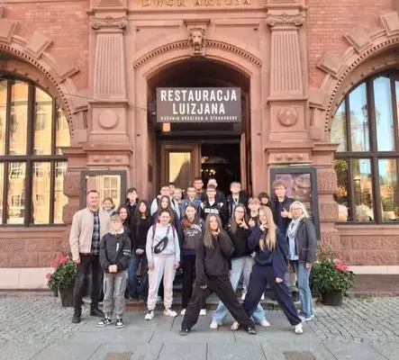 Klasa 7a z Obrowa odkrywała Toruń – kino, warsztaty i escape room