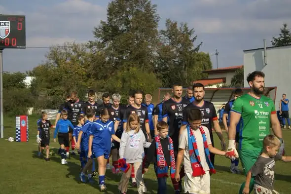 Piłkarskie emocje w regionie: Wisła Pędzewo i GKS Górsk na fali wznoszącej