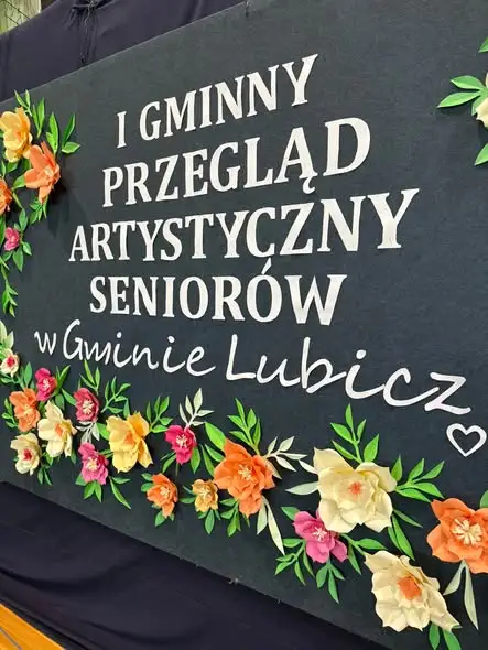 I Gminny Przegląd Artystyczny Seniorów w Gminie Lubicz – 14 zespołów na scenie