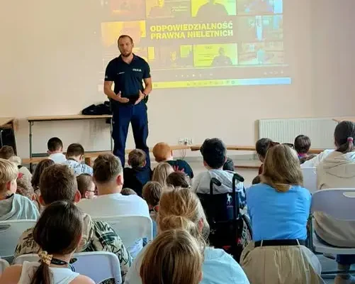Policjant z Dobrzejewic uczył uczniów w Brzozówce, jak reagować na przemoc rówieśniczą