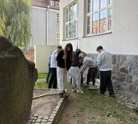 Uczniowie z Chełmży uporządkowali szkolne miejsce pamięci przed Dniem Edukacji Narodowej