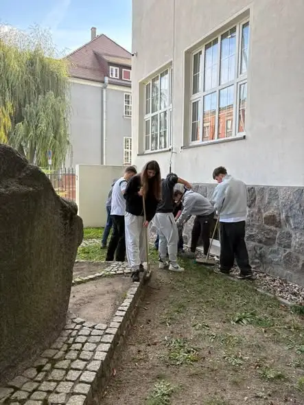 Uczniowie z Chełmży uporządkowali szkolne miejsce pamięci przed Dniem Edukacji Narodowej