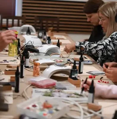 Warsztaty biżuterii z żywicy w Nowej Chełmży – twórcza inicjatywa dla dorosłych