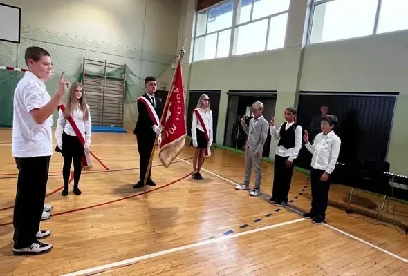 Dzień Edukacji Narodowej w Szkole Podstawowej w Łubiance – ślubowanie, nagrody i hokejowe akcenty