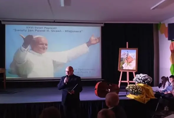 XXVI Dzień Papieski w Szkole Podstawowej w Obrowie – wieczornica „Uczeń-Misjonarz”