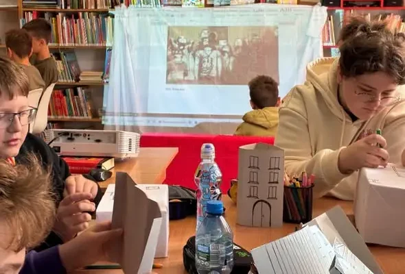 Uczniowie z Lubicza Dolnego odkrywali sztukę w bibliotece – warsztaty muralowe