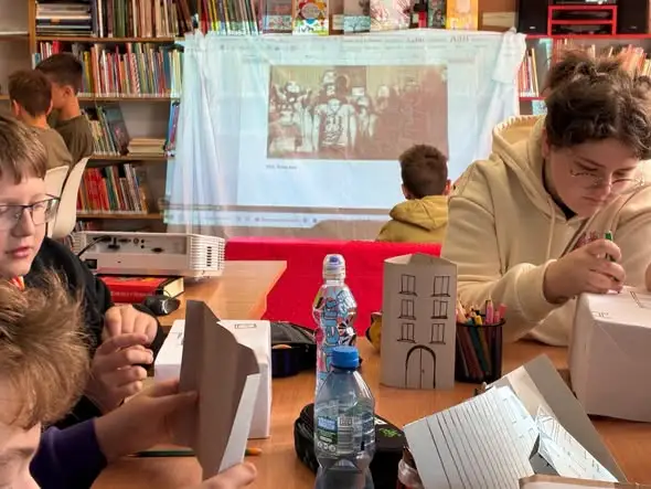 Uczniowie z Lubicza Dolnego odkrywali sztukę w bibliotece – warsztaty muralowe