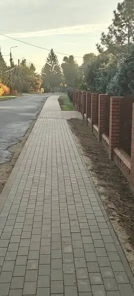 Nowy chodnik przy ulicy Rogówskiej w gminie Lubicz oficjalnie ukończony