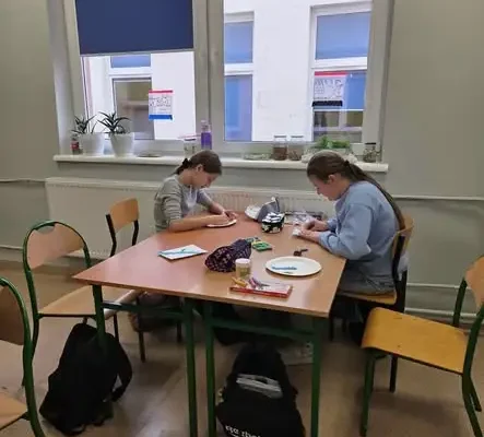 Czwartoklasiści zbudowali modele ukształtowania terenu na lekcji przyrody
