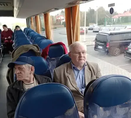 Seniorzy z wizytą u Pomnika Matki Bożej Miłosiernej w Konotopiu