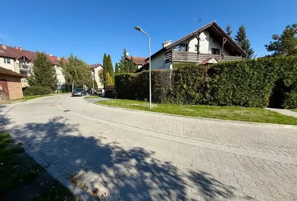 Toruń: ul. Nad Strugą po przebudowie – nowa jezdnia, miejsca postojowe i chodnik