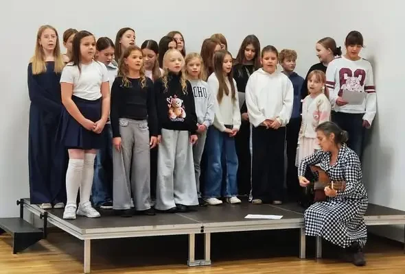 Dzień Seniora w Lubickiej Przystani Integracji – uczniowie zaśpiewali dla seniorów