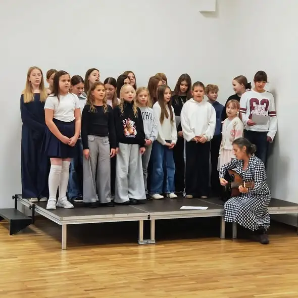 Dzień Seniora w Lubickiej Przystani Integracji – uczniowie zaśpiewali dla seniorów