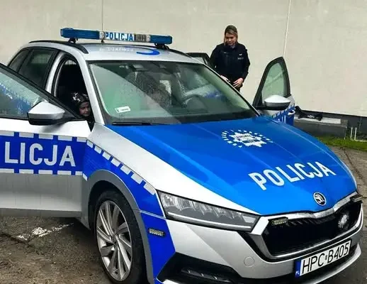 Uczniowie z Torunia odwiedzili komisariat – przymierzali mundury i poznawali pracę policji