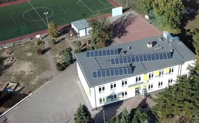 Prace przy wymianie pieca w szkole w Młyńcu Pierwszym – apel o ostrożność