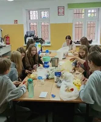 Uczniowie z Chełmży gotowali dżemy dla seniorów