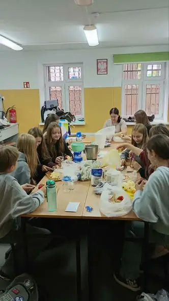 Uczniowie z Chełmży gotowali dżemy dla seniorów