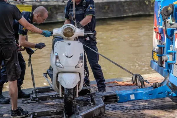 Toruń: Policja poszukuje kobiety, która na hulajnodze doprowadziła do upadku 78-latki