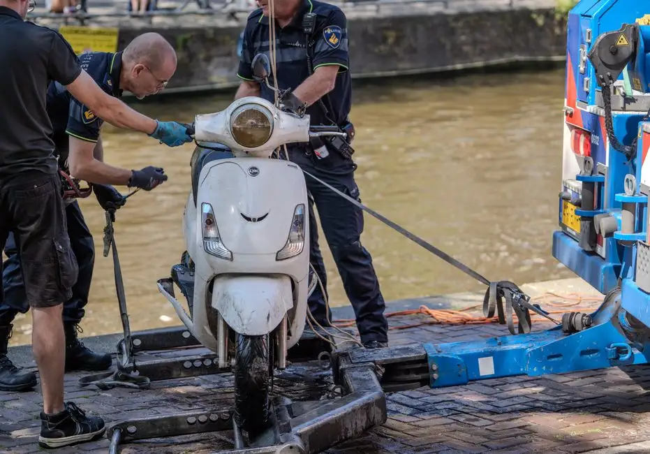 Toruń: Policja poszukuje kobiety, która na hulajnodze doprowadziła do upadku 78-latki